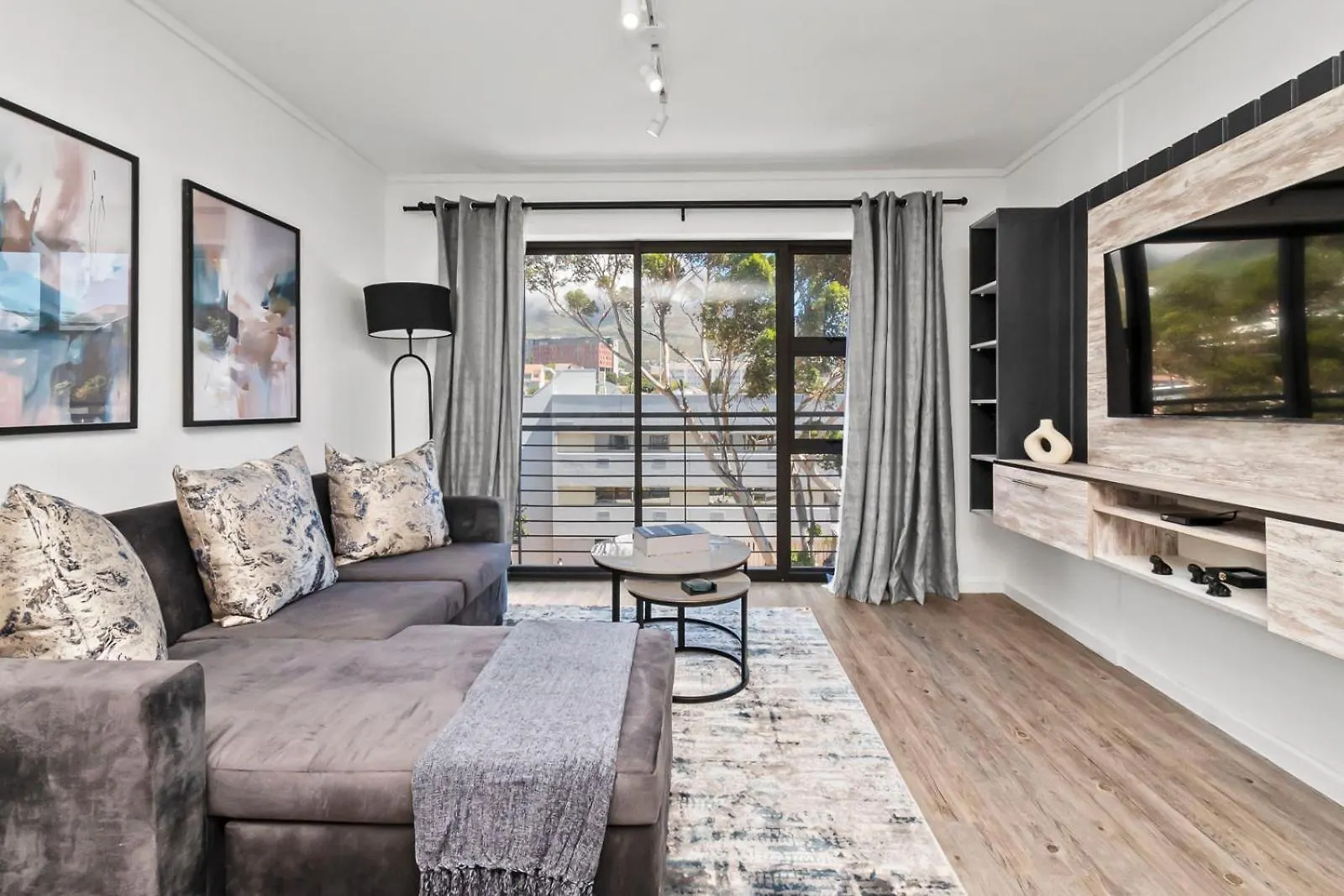 Castle Rock 2-Bedroom With Iconic Views Cape Town